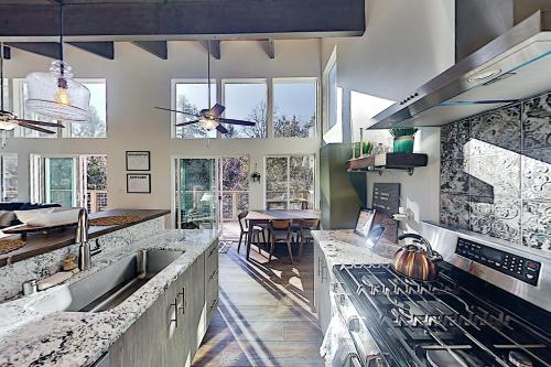 Modern Mountain Getaway - Near Skiing Lake Golf home - image 6