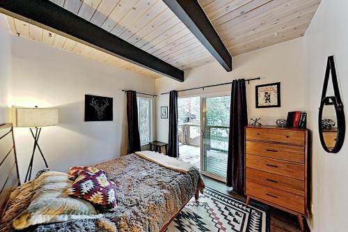 Modern Mountain Getaway - Near Skiing Lake Golf home - image 8