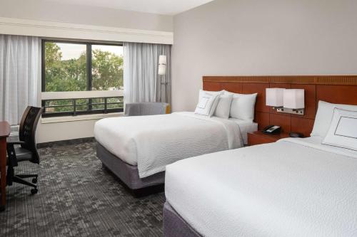 2 queen beds