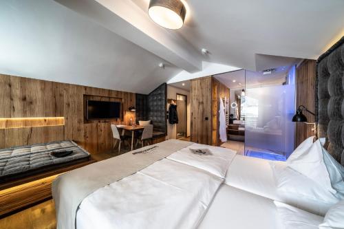 2 queen beds, 1 sofa bed