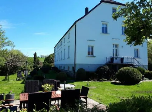Altes Bauernhaus im Grünen in Steffenshagen, Deutschland