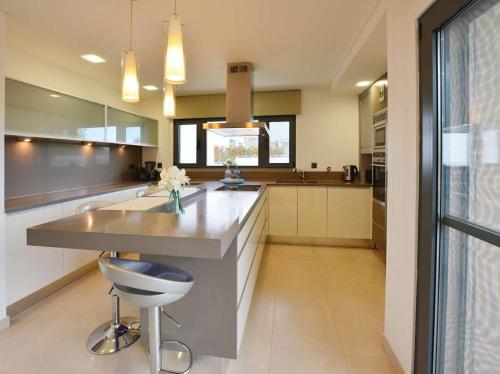Elegant Albufeira Villa Villa Julialva Platinum 3 Bedrooms Games Room Great Pool Area - image 5