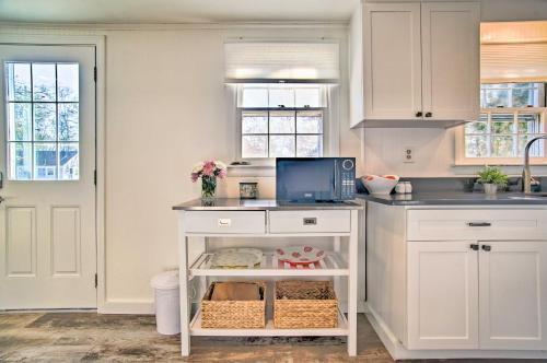 Charming Cape Cottage with Patio 4 Mi to Beach - image 7
