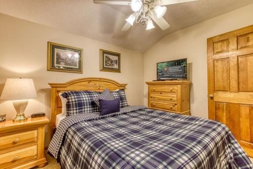 Brentwood Resort Pool FREE Attraction tickets Near Parkway Hot Tub Arcade Game WIFI!!! - image 12