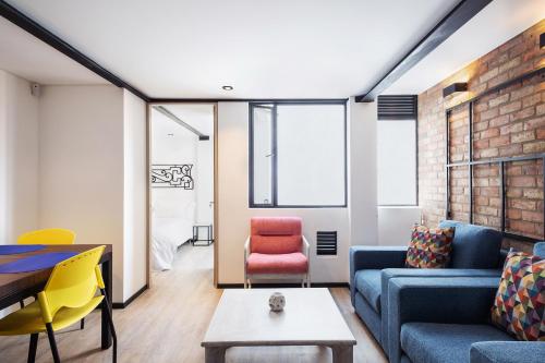 NEW cozy 2 bed 2 bath apartment in central location!