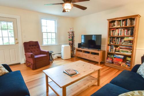 332 Downtown Location Spacious and Updated Home - image 8
