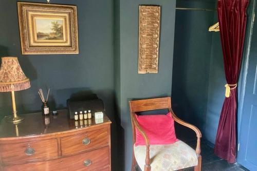 17th Century Boutique Getaway in the Countryside - image 7