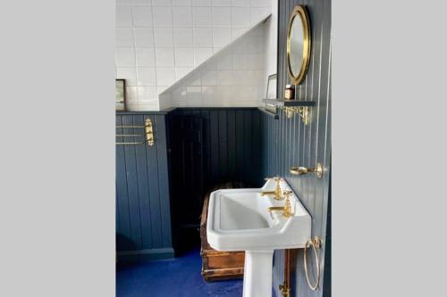 17th Century Boutique Getaway in the Countryside - image 9