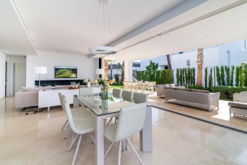 NEW Luxurious 4-BDRM Villa next to Beach/Golf — La Finca - Tap to explore photos