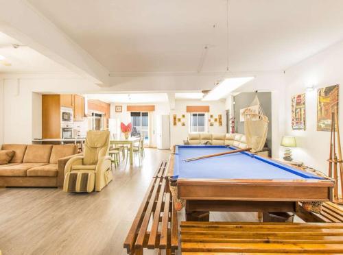 Stunning Aroeira Villa Villa Liri Gold 9 Bedrooms Pool Table and Gym Perfect for Families - main image