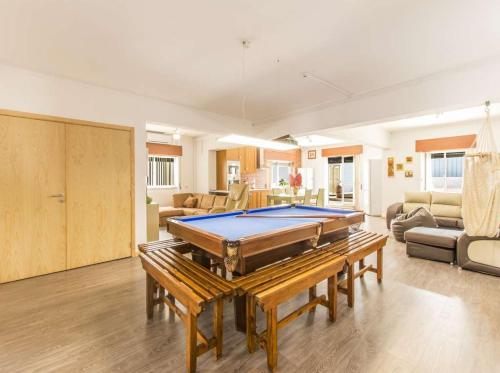 Stunning Aroeira Villa Villa Liri Gold 9 Bedrooms Pool Table and Gym Perfect for Families - image 3