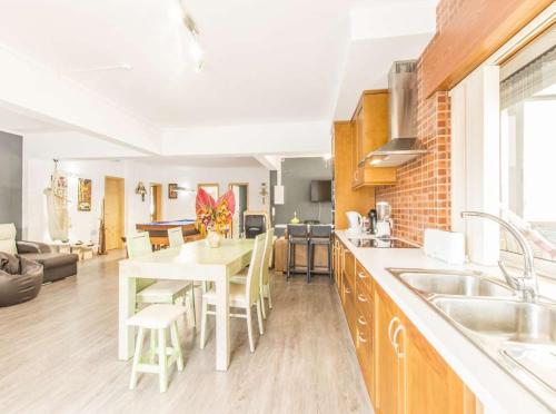 Stunning Aroeira Villa Villa Liri Gold 9 Bedrooms Pool Table and Gym Perfect for Families - image 4