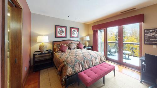 Eight-Bedroom Luxury Apartment