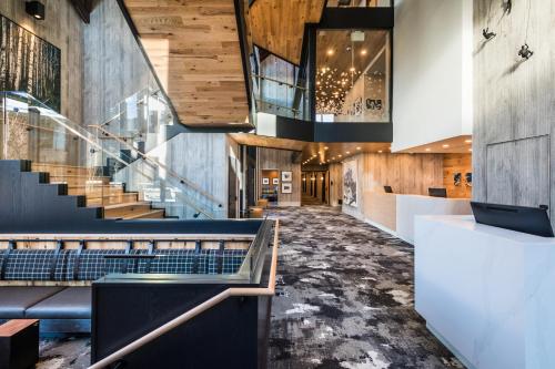 Előcsarnok, PEAKS HOTEL AND SUITES in Banff (AB)