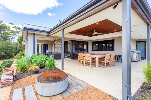 Hill View Luxury Retreat - EXECUTIVE ESCAPES