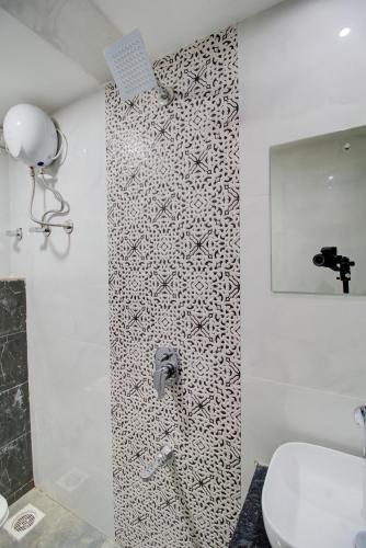 Bathroom, Hotel Samaira Residency, Dombivali in Kalyan