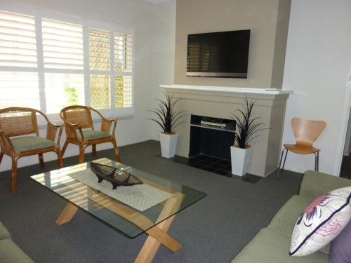 2 bedrooms, 5 beds