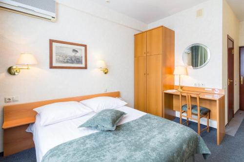 Equator Hotel - main image