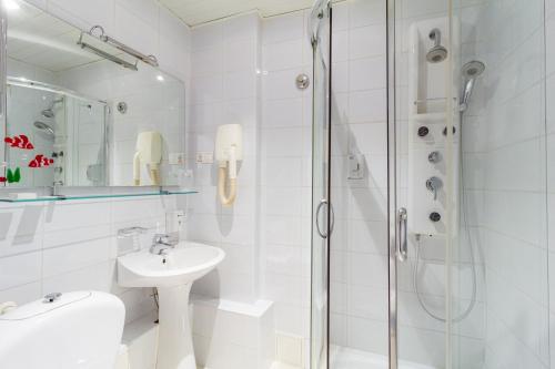 Equator Hotel - image 3