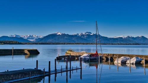 Großzügige und gemütliche 2 Zimmer Ferienwohnung nahe Alz und Chiemsee