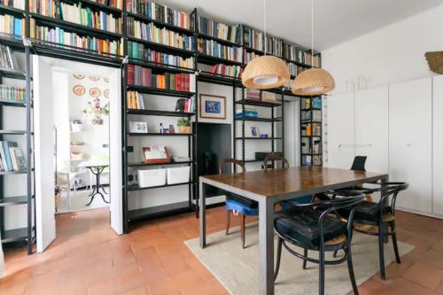 GuestHost - Porta Ticinese Balcony Apartment, Милан