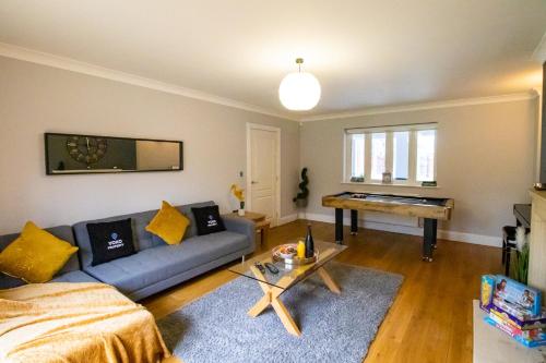 Thirlby Retreat (Sleeps 21) with Large Garden, Trampoline, Pool Table & Gym - Perfect for Contractors and Large Groups by Yoko Property gîte à louer Drayton Parslow Mound