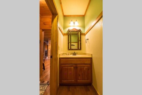 Christmas Lodge-Secluded near Downtown Blue Ridge in Blue Ridge, USA