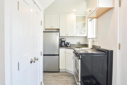133 Renovated East End Condo with Beach Access Private Patio and Roof Deck with Water Views - image 8