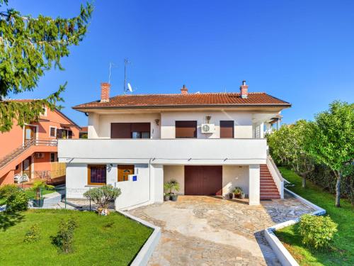  Apartment Nives, Ferienwohnung in Pelegrin