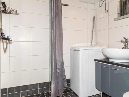 Bathroom, Holiday Home Yllas-eeli green house c1 by Interhome in Yllasjarvi