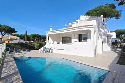 Villa Pinhal 213-CleverDetails- Sleeps 8, Quiet area, walking distance 1