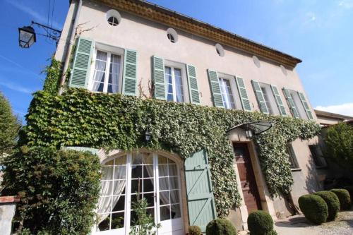 MAISON DE MAITRE 230M² EN PLEIN COEUR DU VILLAGE gîte à louer Camps-la-Source