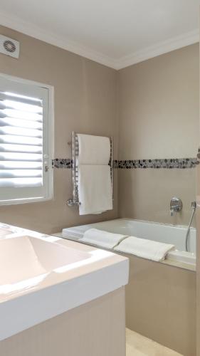 Deluxe Double Room - Downstairs image 10