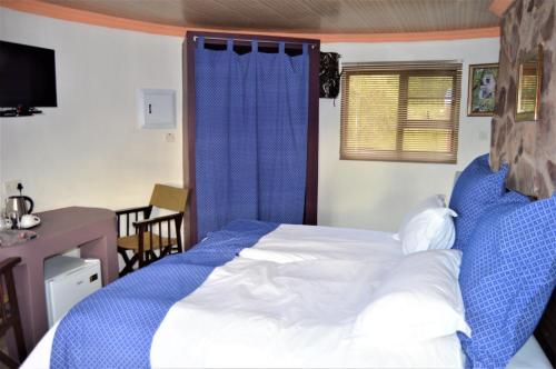 Twin Room with Shower image 4