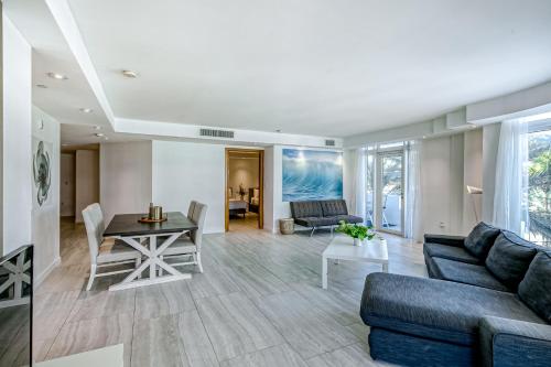 Modern Ocean Drive Condo in the Heart of Sobe! in Miami Beach, USA