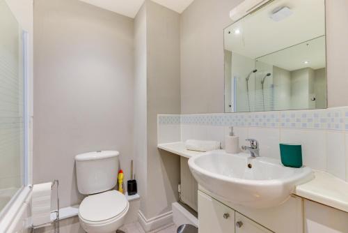 Comfortable ground floor flat sleeps 4-6 with private parking by Sussex Short Lets - main image