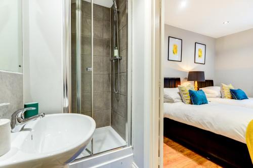 Comfortable ground floor flat sleeps 4-6 with private parking by Sussex Short Lets - image 11