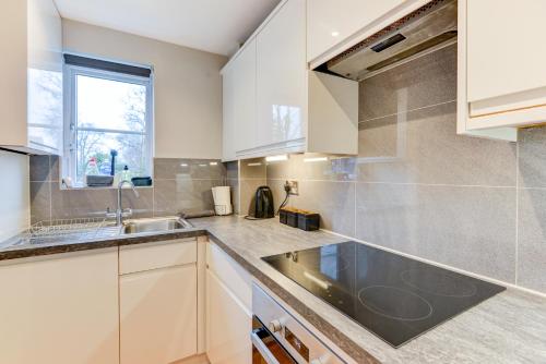 Comfortable ground floor flat sleeps 4-6 with private parking by Sussex Short Lets - image 10