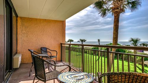 Oceanfront one bedroom with jacuzzi in bedroom sleeps six full kitchen two baths - image 2