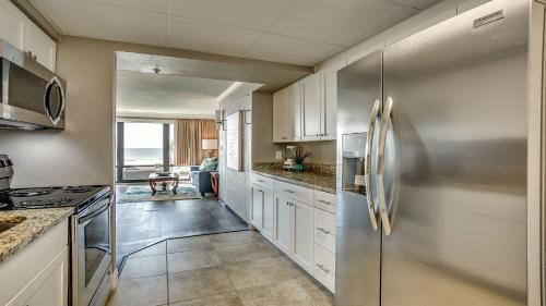 Oceanfront one bedroom with jacuzzi in bedroom sleeps six full kitchen two baths - image 5