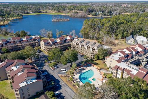 Only four short blocks to the ocean outdoor pool hot tub grilling picnic tables - image 6