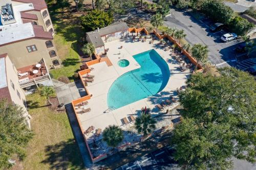 Only four short blocks to the ocean outdoor pool hot tub grilling picnic tables - image 3