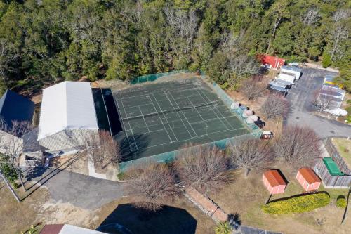 Only four short blocks to the ocean outdoor pool hot tub grilling picnic tables - image 12