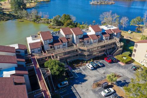 Only four short blocks to the ocean outdoor pool hot tub grilling picnic tables - image 10