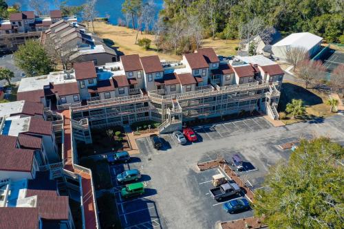 Only four short blocks to the ocean outdoor pool hot tub grilling picnic tables - image 11