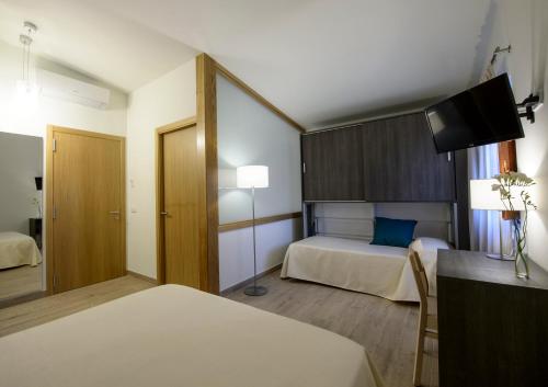1 queen bed, 1 twin bed