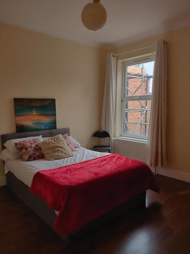 Picture of Red Ba Serviced Accommodation - 6 Bed House