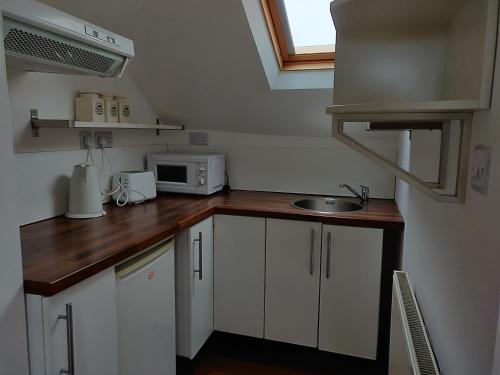 Red Ba Serviced Accommodation - 6 Bed House
