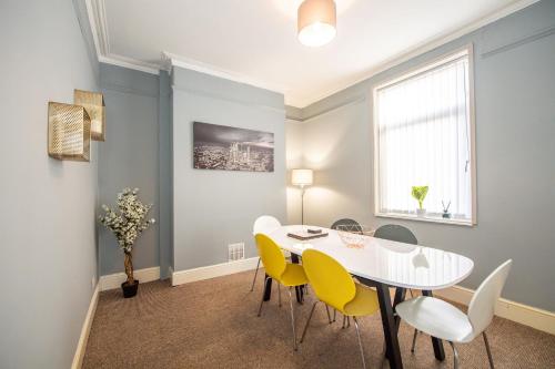 Large Contractor & Worker House - Free Parking - by ComfyWorkers - image 2