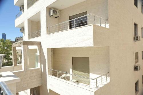 Amazing one Bedroom Apartment in Amman Elwebdah 4